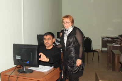 С доцентом академии, Т.В. Богдановой аспирант академии 1994 года выпуска Кузембаев Жарас